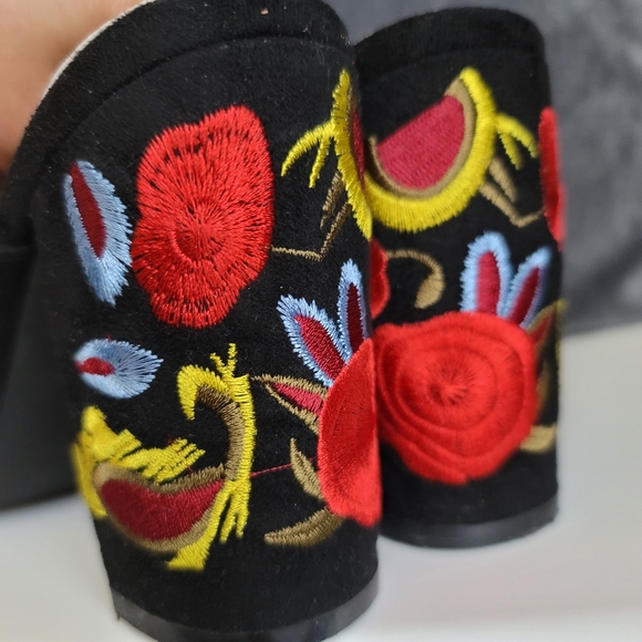 Steve Madden Floral Embroidered Mules Size 8 in Black - Picture 5 of 9